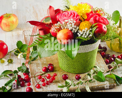Herbstliche Stillleben mit Früchten. Selektiven Fokus Stockfoto