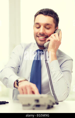 lächelnd Geschäftsmann mit Telefonnummer wählen Stockfoto