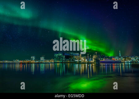 Aurora Borealis oder das Nordlicht shinning hell über Reykjavik, Island Stockfoto