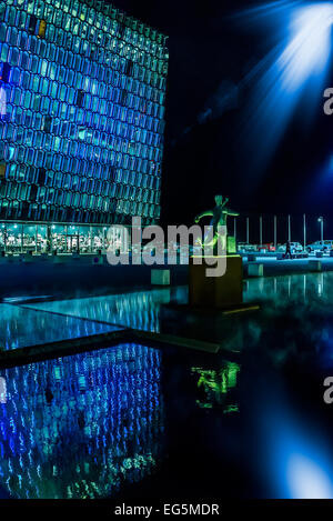 Harpa Konzerthaus und Konferenzzentrum. Statue des dänischen Cellisten Erling Blondal Bengtsson, Reykjavik, Island Stockfoto