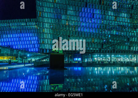 Harpa Konzert- und Konferenzzentrum. Statue des dänischen Cellisten Erling blondal Bengtsson, Reykjavik, Island Stockfoto