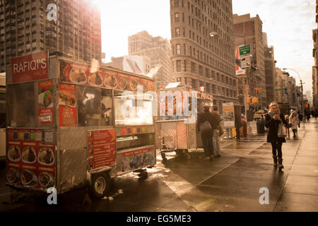 9. Januar 2015 - New York City: Streetview entlang der Flatiron District in der Nähe von Madison Square Park Essen Wagen und Fußgänger. Stockfoto