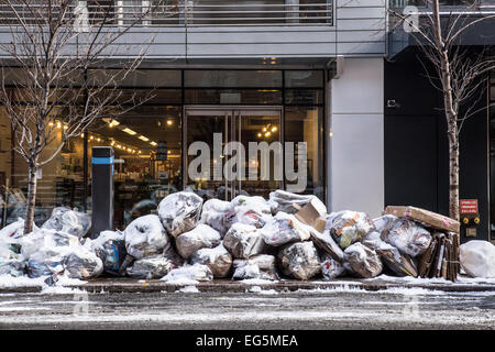 Haufen Müll in Plastiktüten an der New Yorker street Stockfoto