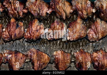 Kalb- und Schweinefleisch Knöchel gegrillt unter die beliebtesten Klassiker der Bayerischen Küche.  Schweinshaxe in der deutschen Küche ist ein gerösteter Schinken Hock (oder Schweinshaxe) besonders beliebt in Bayern München Stockfoto