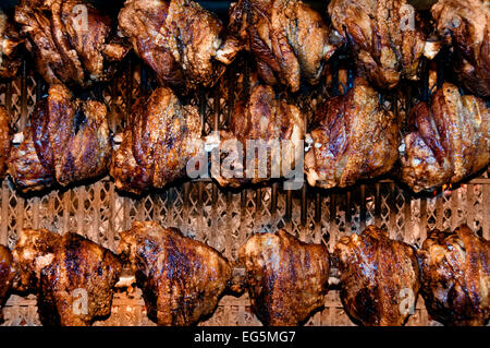 Kalb- und Schweinefleisch Knöchel gegrillt unter die beliebtesten Klassiker der Bayerischen Küche.  Schweinshaxe in der deutschen Küche ist ein gerösteter Schinken Hock (oder Schweinshaxe) besonders beliebt in Bayern München Stockfoto