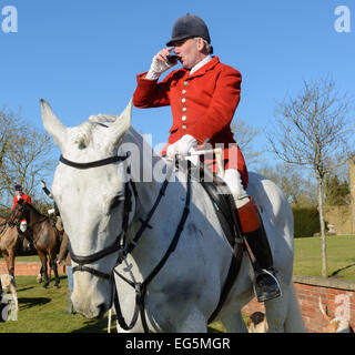 Oakham, Großbritannien. 17. Februar, 2015. Cottesmore Jagd erfüllen. Cottesmore Huntsman Andrew Osborne MFH im Knossington Credit erfüllen: Nico Morgan/Alamy leben Nachrichten Stockfoto