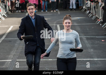 London, UK. 17. Februar 2015.  Das bessere Bankside Annual Charity Pfannkuchen Rennen in Borough Market.  Bildnachweis: Gordon Scammell/Alamy Live-Nachrichten. Stockfoto