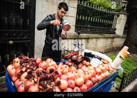 ISTANBUL, Türkei / Türkiye – Ein Straßenverkäufer verwendet einen traditionellen Granatapfelsaft, um in den belebten Straßen Istanbuls frischen Saft zuzubereiten. Diese lebhafte Szene ist ein beliebter Anblick in der Stadt und spiegelt Istanbuls reiche kulinarische Kultur und das lebhafte Straßenleben wider. Der frisch gepresste Granatapfelsaft ist eine beliebte Erfrischung bei Einheimischen und Touristen gleichermaßen. Stockfoto