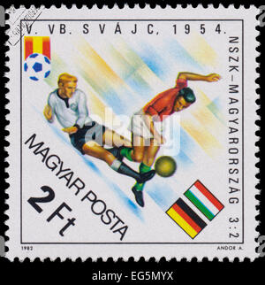 Ungarn - CIRCA 1982: Eine Briefmarke gedruckt in Ungarn aus der "World Cup Football Championship, Spanien" Ausgabe zeigt Deutschland-Ungarn Stockfoto