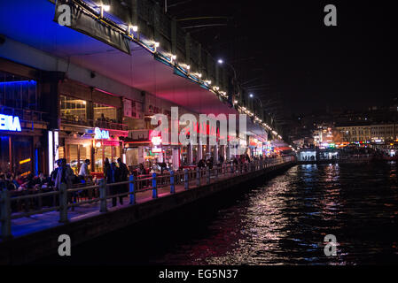 ISTANBUL, Türkei / Türkiye — die Galata-Brücke, die das Goldene Horn überspannt und Eminonu mit Karakoy verbindet, ist eine zweistöckige Brücke, die Straßen-, Straßenbahn- und Fußgängerverkehr auf der obersten Ebene mit Restaurants und Bars auf der darunter liegenden Ebene abwickelt. Stockfoto