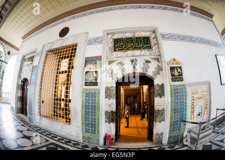 Thronsaal des Topkapi-Palastes Istanbul Türkei | ISTANBUL, Türkei — Der Audienzsaal (Arz Odası) im Topkapi-Palast, der prächtige Saal, in dem die Sultane ausländische Botschafter und hohe Beamte empfing. Ursprünglich im 16. Jahrhundert erbaut und nach einem Brand 1856 renoviert, zeigt der Saal reich verzierte Fliesenpaneele und einen zeremoniellen Thron unter einem aufwendig verzierten Baldachin. Stockfoto