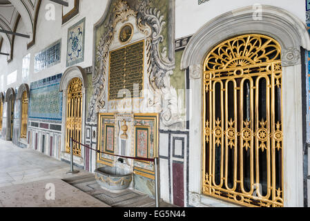 Topkapi-Palast Enderun Innerer Palast Istanbul | ISTANBUL, Türkei — Architektur und dekorative Details im Enderun, dem Inneren Palast, im Topkapi-Palast. Der Topkapi-Palast liegt auf einer Halbinsel mit Blick auf die Bosporusstraße und das Goldene Horn und war etwa 400 Jahre lang (1465–1856) der Hauptwohnsitz der osmanischen Sultane. Heute ist er eine der bedeutendsten Touristenattraktionen und Museen Istanbuls. Stockfoto