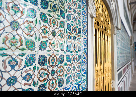 Topkapi-Palast Enderun-Dekorationen Istanbul Türkei | ISTANBUL, Türkei — Ornamentales Detail im Enderun, dem Inneren Palast, im Topkapi-Palast. Der Enderun diente als privates Herz des Palastes und beherbergte die kaiserliche Schatzkammer und die Kammern der Page des Sultans. Topkapi blieb etwa 400 Jahre lang (1465–1856) die Hauptresidenz der osmanischen Sultane, bevor der Hof in den Dolmabahçe-Palast umzog. Stockfoto