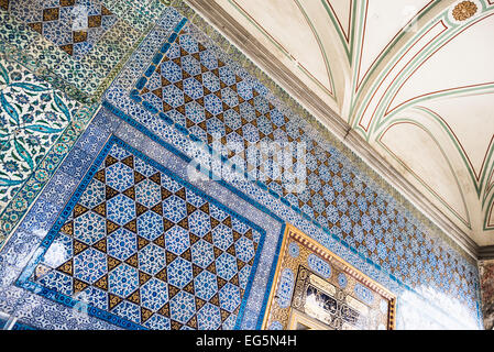 Topkapi-Palast Enderun-Innenfliesen Istanbul | ISTANBUL, Türkei — Innenfliesen im Enderun, dem Inneren Palast, im Topkapi-Palast. Die Iznik-Fliesen, die viele der Räume des Enderun auskleiden, sind berühmt für ihre kobaltblauen, türkisfarbenen und tiefroten Designs. Der Topkapi-Palast diente von 1465 bis 1856 als Hauptresidenz der osmanischen Könige und ist heute eines der meistbesuchten Museen Istanbuls. Stockfoto