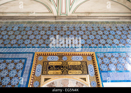 ISTANBUL, Türkei / Türkiye – Gebäude und Dekorationen im Enderun, oder Innerpalast, im Topkapi-Palast. Auf einer Halbinsel mit Blick auf den Bosporus und das Goldene Horn war der Topkapi-Palast für etwa 400 Jahre (1465–1856) ihrer 624-jährigen Herrschaft über Konstantinopel und das Osmanische Reich die primäre Residenz der osmanischen Sultane. Heute ist es eine der wichtigsten Touristenattraktionen Istanbuls. Stockfoto