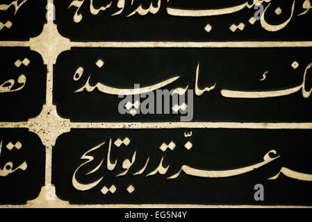 Topkapi Palast Enderun Dekorationen Istanbul Türkei // ISTANBUL, Türkei — Gebäude und Dekorationen im Enderun, oder Innerpalast, im Topkapi Palast. Auf einer Halbinsel mit Blick auf den Bosporus und das Goldene Horn war der Topkapi-Palast für etwa 400 Jahre (1465–1856) ihrer 624-jährigen Herrschaft über Konstantinopel und das Osmanische Reich die primäre Residenz der osmanischen Sultane. Heute ist es eine der wichtigsten Touristenattraktionen Istanbuls. Stockfoto