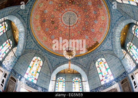 ISTANBUL, Türkei / Türkiye — der Bagdad Pavillon (oder Bagdad Kiosk) wurde gebaut, um dem Bagdad-Feldzug von Sultan Murad IV. Nach 1638 zu gedenken. Mit seinen Fliesen aus dem 17. Jahrhundert, Perlmutt, Schildkrötenschalen verzierten Schränken und Fensterpaneelen ist dieser Pavillon eines der letzten Beispiele der klassischen Palastarchitektur. Ab Mitte des 18. Jahrhunderts diente das Gebäude als Bibliothek der Privy Chamber. Auf einer Halbinsel mit Blick auf den Bosporus und das Goldene Horn war der Topkapi-Palast etwa 400 Jahre lang die primäre Residenz der osmanischen Sultane ( Stockfoto