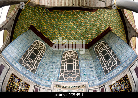 Bagdad-Pavillon Inneres Topkapi-Palast Istanbul Türkei | ISTANBUL, Türkei — Kunstvolle Kacheln und Intarsien aus Holz füllen das Innere des Bagdad-Kiosks im Topkapi-Palast, der von Sultan Murad IV zur Feier seiner Eroberung von Bagdad im Jahr 1638 errichtet wurde. Die Iznik-Kacheln aus dem siebzehnten Jahrhundert, die Intarsien aus Perlmutt und der mit Schildpatt verzierte Schrank und die Fensterpaneele des Pavillons zählen zu den letzten großen Beispielen der klassischen osmanischen Palastarchitektur. Ab der Mitte des achtzehnten Jahrhunderts wurde das Gebäude als Bibliothek der Geheimkammer genutzt. Der Topkapi-Palast, der auf einer Halbinsel über dem Stockfoto