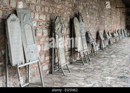 ISTANBUL, Türkei / Türkiye – archäologische Artefakte, die aus dem Topkapi-Palast gefunden und in einem Innenhof des Palastes ausgestellt wurden. Auf einer Halbinsel mit Blick auf den Bosporus und das Goldene Horn war der Topkapi-Palast für etwa 400 Jahre (1465–1856) ihrer 624-jährigen Herrschaft über Konstantinopel und das Osmanische Reich die primäre Residenz der osmanischen Sultane. Heute ist es eine der wichtigsten Touristenattraktionen Istanbuls. Stockfoto