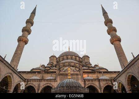 Yeni Camii Neue Moschee Osmanische Kaiserliche Architektur Istanbul Türkei | ISTANBUL, Türkei — Zwillingsminaretten der Yeni Camii (Neue Moschee) rahmen ihre kaskadierenden Kuppeln über dem Hof in Eminönü, am Goldenen Horn nahe der Galata-Brücke ein. Begonnen 1597 unter Safiye Sultan und abgeschlossen 1663 unter Hatice Turhan Sultan, mit der vollständigen Einweihung des Komplexes am 30. Oktober 1665, wird sie allgemein als die letzte der großen klassischen kaiserlichen Moscheen Istanbuls angesehen. Stockfoto
