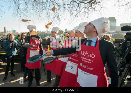 London, UK, 17. Februar 2015.  M/s, Lords und Mitglieder der parlamentarischen Pressetribüne nehmen Teil in der jährlichen, Nächstenliebe parlamentarischen Pancake Race in Victoria Tower Gardens, neben den Houses of Parliament am Faschingsdienstag.  Im Bild: das Medienteam (L, R) Robbie Gibb, BBC des täglichen und Sonntag Sam Macrory, Dods parlamentarischen Communications, Nigel Nelson, Sunday People, Politik, Sophie Ridge, Sky News, Ben Wright, BBC. Stockfoto