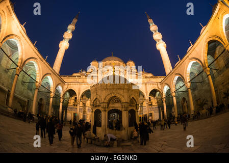 ISTANBUL, Türkei / Türkiye — der Innenhof der Neuen Moschee (Yeni Cami) in Istanbul. Die neue Moschee (oder Yeni Cami) liegt im geschäftigen Viertel von Istanbul, am südlichen Ende der Galata-Brücke. Sie stammt aus dem Jahr 1665. Der große Gebetssaal ist im charakteristischen osmanischen Kaiserstil dekoriert. Stockfoto