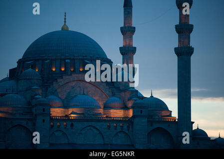 ISTANBUL, Türkei / Türkiye – Silhouette der Suleymaniye-Moschee an der Skyline Istanbuls in der Abenddämmerung. Die Süleymaniye-Moschee ist Suleiman dem Großen (oder Suleiman I.), dem am längsten regierenden osmanischen Sultan (1520–1566), gewidmet und steht an prominenter Stelle auf Istanbuls drittem Hügel und gilt als die wichtigste Moschee der Stadt. Sie wurde 1558 fertiggestellt. Stockfoto