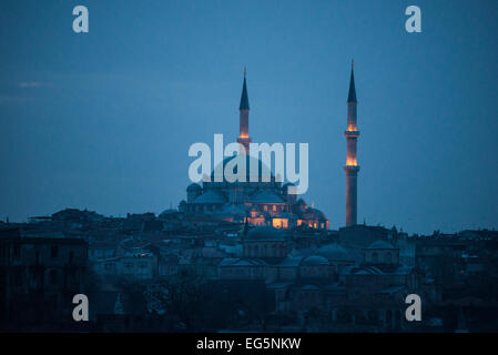 ISTANBUL, Türkei / Türkiye – Silhouette der Suleymaniye-Moschee an der Skyline Istanbuls in der Abenddämmerung. Die Süleymaniye-Moschee ist Suleiman dem Großen (oder Suleiman I.), dem am längsten regierenden osmanischen Sultan (1520–1566), gewidmet und steht an prominenter Stelle auf Istanbuls drittem Hügel und gilt als die wichtigste Moschee der Stadt. Sie wurde 1558 fertiggestellt. Stockfoto