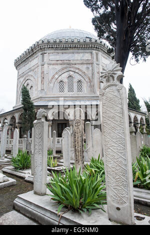 ISTANBUL, Türkei / Türkiye – die Gräber von Sultan Suleiman I., seiner Frau Hürrem Sultan (Roxelana) und ihrer Tochter Mihrimah Sultan im Garten der Suleymaniye-Moschee in Istanbul. Die Süleymaniye-Moschee ist Suleiman dem Großen (oder Suleiman I.), dem am längsten regierenden osmanischen Sultan (1520–1566), gewidmet und steht an prominenter Stelle auf Istanbuls drittem Hügel und gilt als die wichtigste Moschee der Stadt. Sie wurde 1558 fertiggestellt. Stockfoto