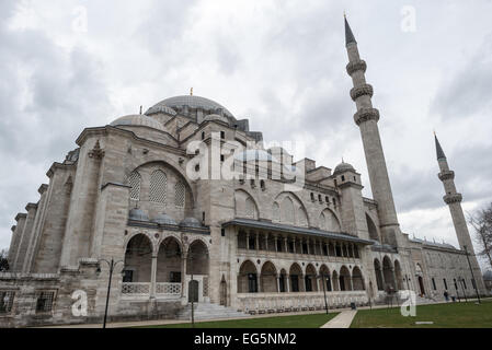 ISTANBUL, Türkei / Türkiye — Süleymaniye Moschee, die Suleiman dem Großen (oder Suleiman I.), dem längsten osmanischen Sultan (1520–1566), gewidmet ist, steht an prominenter Stelle auf Istanbuls drittem Hügel und gilt als die wichtigste Moschee der Stadt. Sie wurde 1558 fertiggestellt. Stockfoto