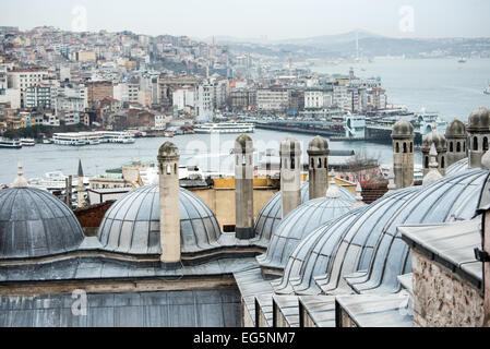 Süleymaniye-Moschee Kuppeln Istanbul Türkei // ISTANBUL, Türkei – Kuppeln mit Kuppeln neben der Suleymaniye-Moschee mit Blick auf die Stadt Istanbul in Richtung Beyoglu. Die architektonischen Details zeigen klassische osmanische Designelemente aus dem 16. Jahrhundert. Diese sekundären Kuppeln ergänzen die Hauptstruktur der Moschee und bieten einen Panoramablick über die historische Halbinsel Istanbuls. Stockfoto