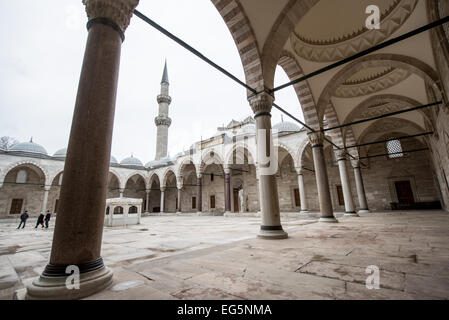 Suleymaniye Moschee Innenhof Istanbul // ISTANBUL, Türkei — der Innenhof der Suleymaniye Moschee in Istanbul. Dieser große Innenhof, der vom kaiserlichen Architekten Mimar Sinan entworfen wurde, verfügt über Marmorsäulen und Säulengänge, die typisch für die osmanische Architektur aus dem 16. Jahrhundert sind. Der Raum dient als traditioneller Übergang zwischen den weltlichen und sakralen Räumen der Moschee. Stockfoto
