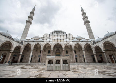 ISTANBUL, Türkei / Türkiye — der Innenhof der Suleymaniye-Moschee in Istanbul. Die Süleymaniye-Moschee ist Suleiman dem Großen (oder Suleiman I.), dem am längsten regierenden osmanischen Sultan (1520–1566), gewidmet und steht an prominenter Stelle auf Istanbuls drittem Hügel und gilt als die wichtigste Moschee der Stadt. Sie wurde 1558 fertiggestellt. Stockfoto