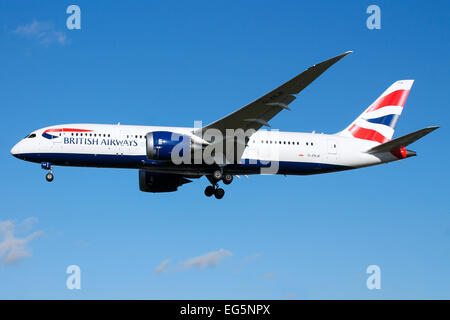 British Airways-Boeing 787-8 Ansätze Start-und Landebahn 27L am Flughafen London Heathrow. Stockfoto