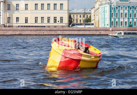 Anker Boje an der Newa in Sankt-Petersburg, Russland Stockfoto