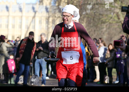 London, UK. 17. Februar 2015. Die schnellste Flossen von ihnen allen - Medien Kugeln Sieg über Parlament in Reha parlamentarischen Pancake Race Showdown Patrick Wintour beim 2015 Reha parlamentarischen Pfannkuchen-Rennen, gesponsert von Harris Fowler, die persönliche Verletzungen Anwälte abgebildet. Das Rennen, das in Victoria Tower Gardens, Westminster, stattfand sah Lords, Abgeordnete und Mitglieder des parlamentarischen Pressecorps 'Teig' es in ein Gerangel um die Ziellinie zu Race herrliche Tin Cup schöpfen – entsprechend der Größe des einen Eierbecher. Bildnachweis: Oliver Dixon/Alamy Live-Nachrichten Stockfoto