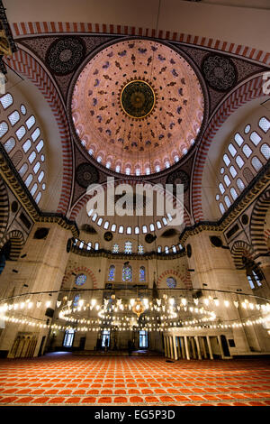 ISTANBUL, Türkei / Türkiye – im Gebetssaal der Suleymaniye-Moschee in Istanbul, reich im kaiserlichen osmanischen Stil dekoriert. Die Süleymaniye-Moschee ist Suleiman dem Großen (oder Suleiman I.), dem am längsten regierenden osmanischen Sultan (1520–1566), gewidmet und steht an prominenter Stelle auf Istanbuls drittem Hügel und gilt als die wichtigste Moschee der Stadt. Sie wurde 1558 fertiggestellt. Stockfoto