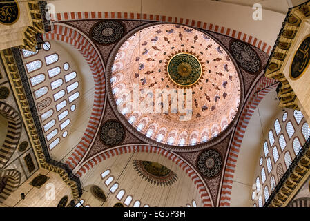 ISTANBUL, Türkei / Türkiye — verzierte dekorative Gemälde und Kalligrafie zieren die Kuppeln der Suleymaniye-Moschee im Inneren. Die komplizierten Designs kombinieren geometrische Muster, Blumenmotive und islamische Kalligraphie im klassischen osmanischen Stil. Diese dekorativen Elemente, die 1558 fertiggestellt wurden, zeigen die künstlerische Raffinesse, die während der Herrschaft Sultans erreicht wurde. Stockfoto