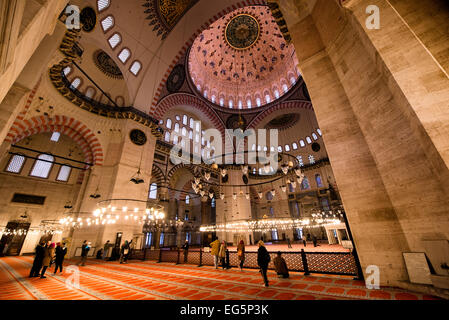 ISTANBUL, Türkei / Türkiye – im Gebetssaal der Suleymaniye-Moschee in Istanbul, reich im kaiserlichen osmanischen Stil dekoriert. Die Süleymaniye-Moschee ist Suleiman dem Großen (oder Suleiman I.), dem am längsten regierenden osmanischen Sultan (1520–1566), gewidmet und steht an prominenter Stelle auf Istanbuls drittem Hügel und gilt als die wichtigste Moschee der Stadt. Sie wurde 1558 fertiggestellt. Stockfoto