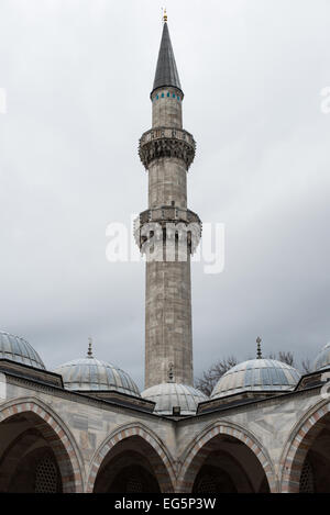 ISTANBUL, Türkei / Türkiye — der Innenhof der Suleymaniye-Moschee in Istanbul. Die Süleymaniye-Moschee ist Suleiman dem Großen (oder Suleiman I.), dem am längsten regierenden osmanischen Sultan (1520–1566), gewidmet und steht an prominenter Stelle auf Istanbuls drittem Hügel und gilt als die wichtigste Moschee der Stadt. Sie wurde 1558 fertiggestellt. Stockfoto