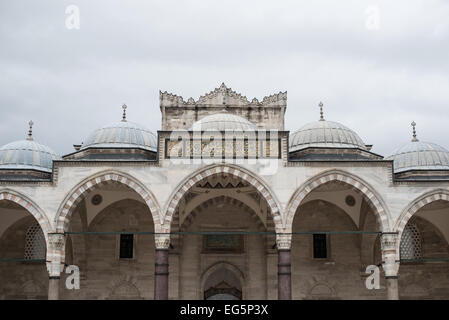 ISTANBUL, Türkei / Türkiye — der Innenhof der Suleymaniye-Moschee in Istanbul. Die Süleymaniye-Moschee ist Suleiman dem Großen (oder Suleiman I.), dem am längsten regierenden osmanischen Sultan (1520–1566), gewidmet und steht an prominenter Stelle auf Istanbuls drittem Hügel und gilt als die wichtigste Moschee der Stadt. Sie wurde 1558 fertiggestellt. Stockfoto