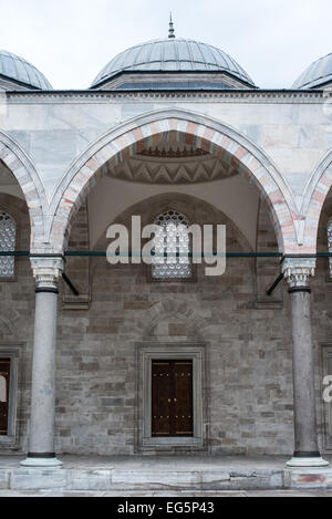 ISTANBUL, Türkei / Türkiye — der Innenhof der Suleymaniye-Moschee in Istanbul. Die Süleymaniye-Moschee ist Suleiman dem Großen (oder Suleiman I.), dem am längsten regierenden osmanischen Sultan (1520–1566), gewidmet und steht an prominenter Stelle auf Istanbuls drittem Hügel und gilt als die wichtigste Moschee der Stadt. Sie wurde 1558 fertiggestellt. Stockfoto