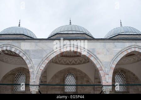 ISTANBUL, Türkei / Türkiye — der Innenhof der Suleymaniye-Moschee in Istanbul. Die Süleymaniye-Moschee ist Suleiman dem Großen (oder Suleiman I.), dem am längsten regierenden osmanischen Sultan (1520–1566), gewidmet und steht an prominenter Stelle auf Istanbuls drittem Hügel und gilt als die wichtigste Moschee der Stadt. Sie wurde 1558 fertiggestellt. Stockfoto