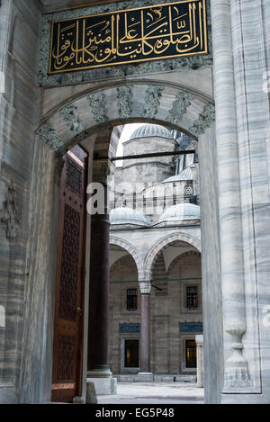 ISTANBUL, Türkei / Türkiye — Süleymaniye Moschee, die Suleiman dem Großen (oder Suleiman I.), dem längsten osmanischen Sultan (1520–1566), gewidmet ist, steht an prominenter Stelle auf Istanbuls drittem Hügel und gilt als die wichtigste Moschee der Stadt. Sie wurde 1558 fertiggestellt. Stockfoto