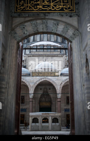 ISTANBUL, Türkei / Türkiye — der Innenhof der Suleymaniye-Moschee in Istanbul. Die Süleymaniye-Moschee ist Suleiman dem Großen (oder Suleiman I.), dem am längsten regierenden osmanischen Sultan (1520–1566), gewidmet und steht an prominenter Stelle auf Istanbuls drittem Hügel und gilt als die wichtigste Moschee der Stadt. Sie wurde 1558 fertiggestellt. Stockfoto