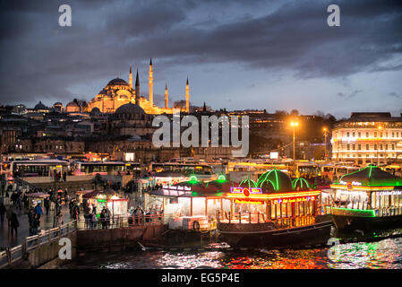 ISTANBUL, Türkei – die Suleymaniye-Moschee, die 1558 während der Herrschaft von Sultan Suleiman I. fertiggestellt wurde, dominiert die Skyline über dem Goldenen Horn und dem Eminonu-Ufer. Die osmanische Kaisermoschee, entworfen vom Architekten Mimar Sinan, steht auf Istanbuls drittem Hügel. Von der Galata-Brücke aus betrachtet, zeigt die unverwechselbare Silhouette der Moschee ein Beispiel für die klassische osmanische Architektur auf ihrem Höhepunkt. Stockfoto