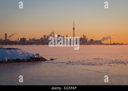 Die Morgendämmerung beleuchtete frigide Toronto Skyline bei dampfendem Gewässern vor Lake Ontario, als ein-25 C polare Luftmasse östlichen Nordamerika verschlingt Stockfoto