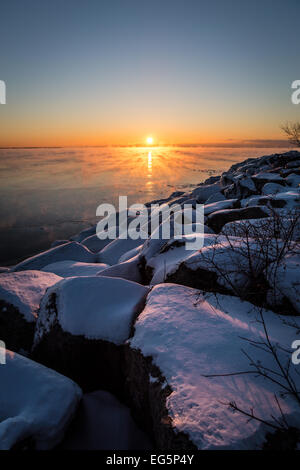 Die Sonne geht über dem dampfenden Wasser des Lake Ontario wie ein-25 C polare Luftmasse Toronto Area & östlichen Nordamerika verschlingt Stockfoto