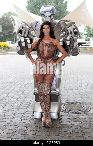 Micaela Schäfer und Titan die Roboter fördern neue MTV Webserie MTV Music WG am Tanzbrunnen. Mitwirkende: Titan der Roboter Micaela Schäfer wo: Köln bei: 15. August 2014 Stockfoto