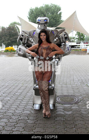 Micaela Schäfer und Titan die Roboter fördern neue MTV Webserie MTV Music WG am Tanzbrunnen. Mitwirkende: Titan der Roboter Micaela Schäfer wo: Köln bei: 15. August 2014 Stockfoto